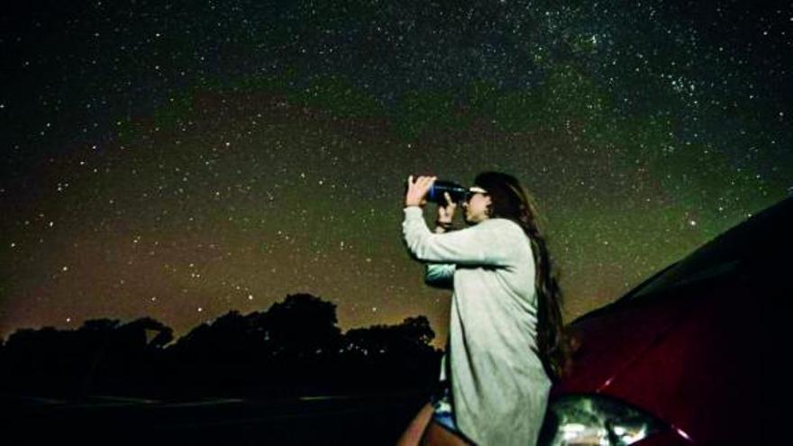 Una mujer contempla el cielo en una noche de Perseidas en el Teide.