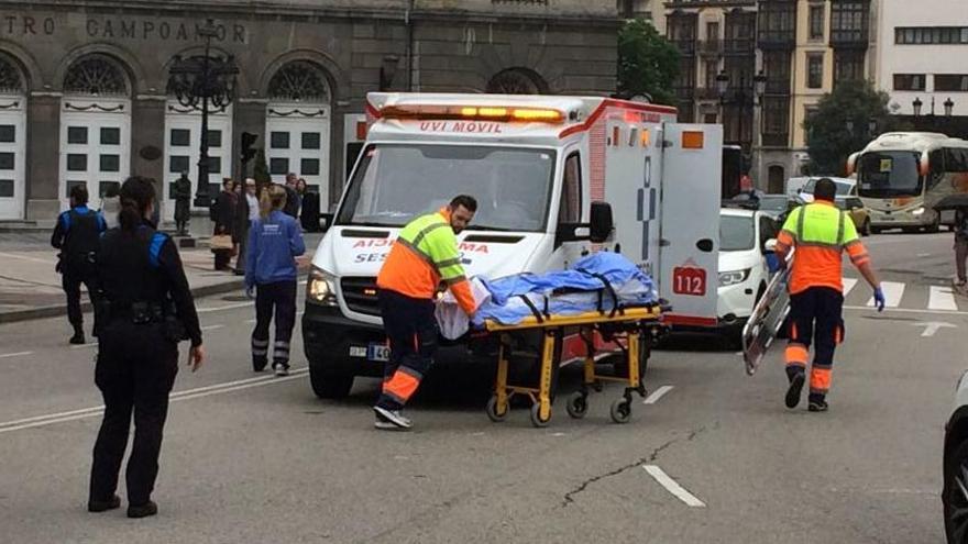 El personal sanitario trasladando al herido a la ambulancia.