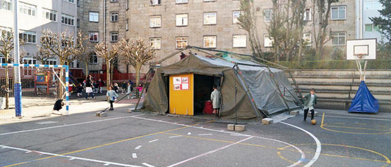 La tienda instalada por la Brilat en el patio del colegio.