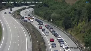 Dos heridos leves tras un accidente entre tres vehículos en la autovía Y que provocó retenciones de hasta cinco kilómetros