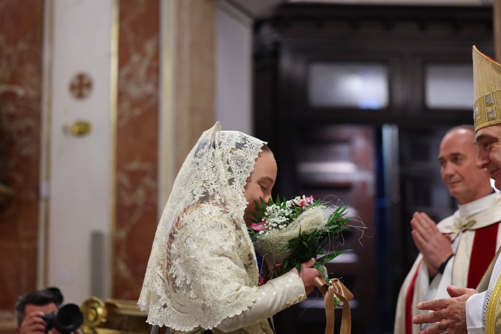 La fallera mayor infantil de València, ante la Virgen