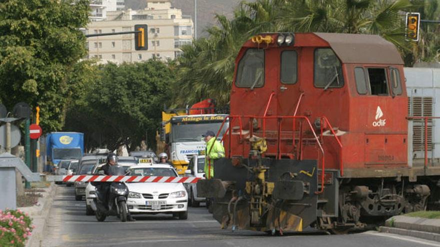 Un tren atravesando la ciudad desde el puerto.