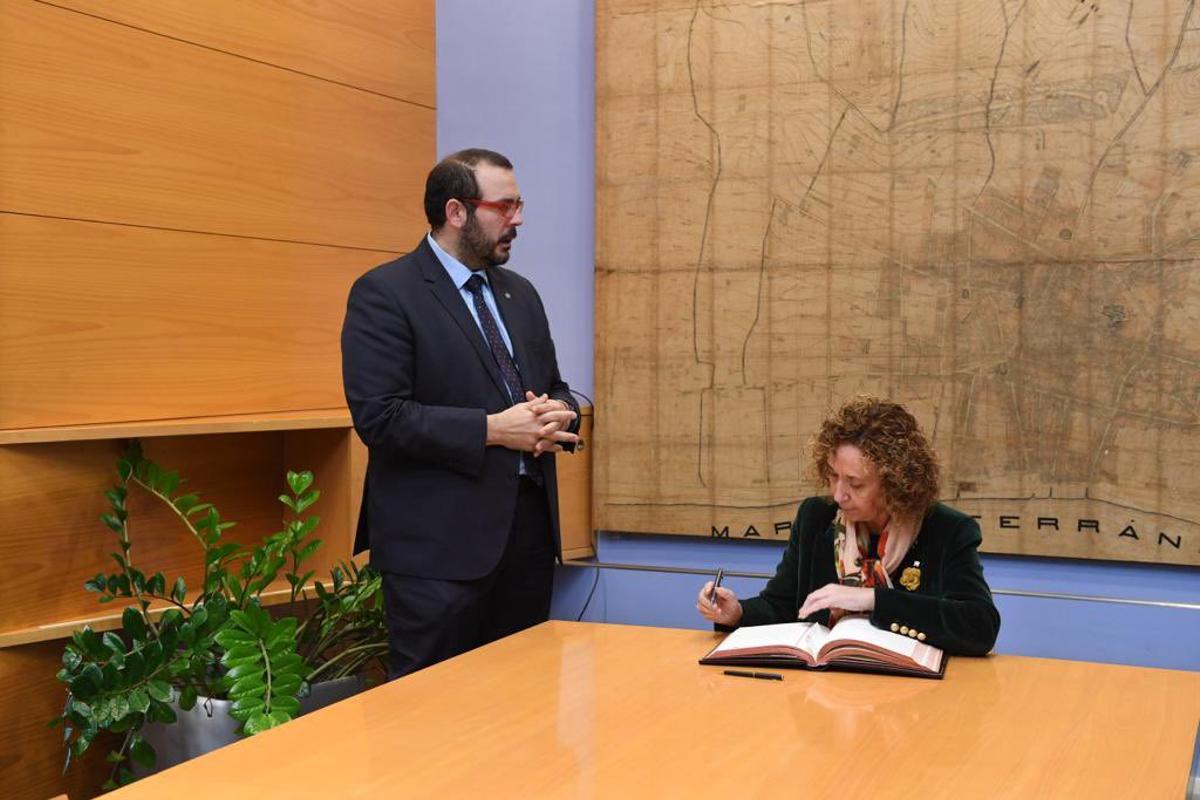 La consellera Capella firmando en el libro de honor de Mataró junto a David Bote, alcalde de la ciudad