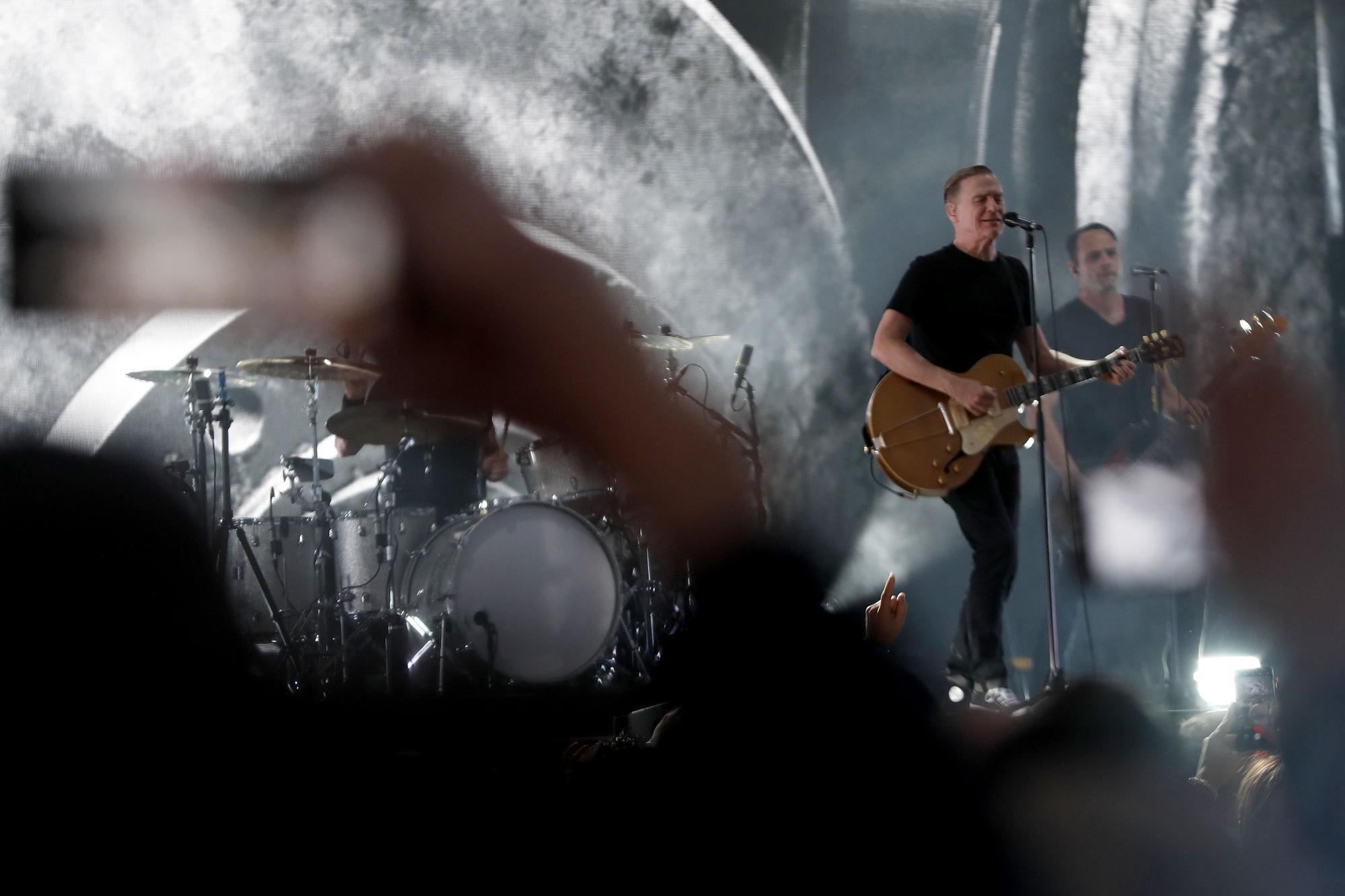 El rock con corazón de Bryan Adams enamora a Vigo