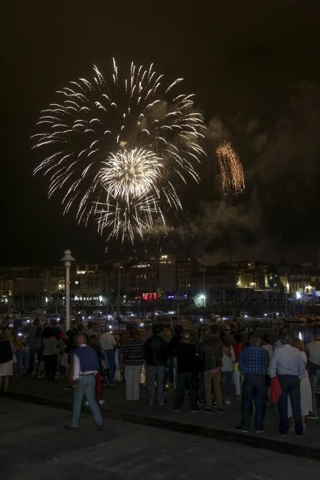 Espectáculo pirotécnico en las fiestas de Begoña, en Gijón.