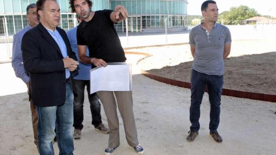 El arquitecto paisajista Martín Tomil explica al alcalde detalles de la intervención.  // Bernabé/Luismy