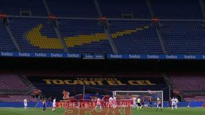 Pancarta celebrando el récord de Leo Messi  igualando a Xavi Hernández como jugador con más presencias oficiales en el primer equipo (767) en el partido de LaLiga entre el FC Barcelona y el Huesca disputado en el Camp Nou.