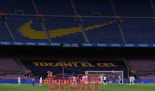 Pancarta celebrando el récord de Leo Messi  igualando a Xavi Hernández como jugador con más presencias oficiales en el primer equipo (767) en el partido de LaLiga entre el FC Barcelona y el Huesca disputado en el Camp Nou.