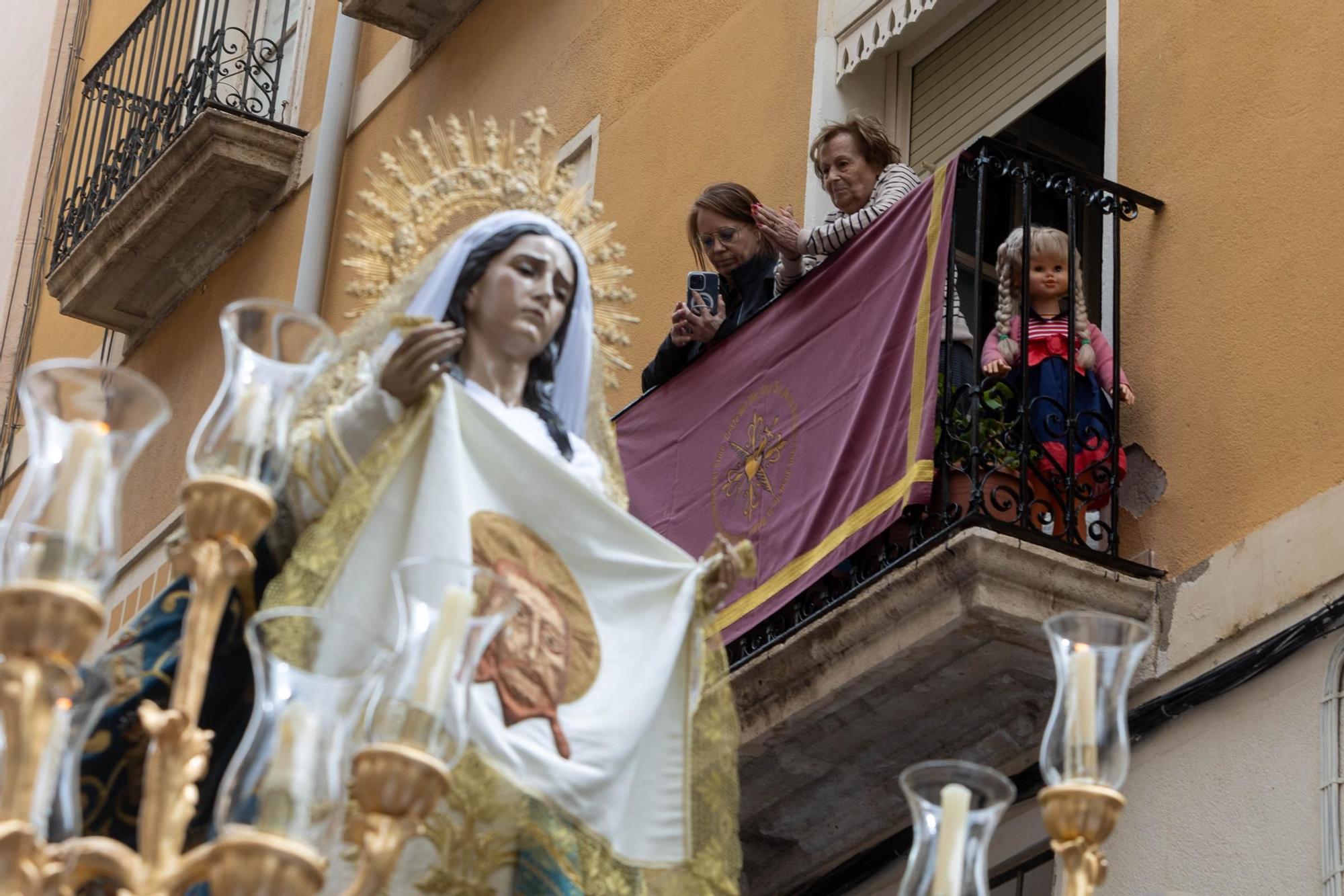 Miles de personas abarrotan el centro de la ciudad de Alicante para celebrar el Domingo de Ramos