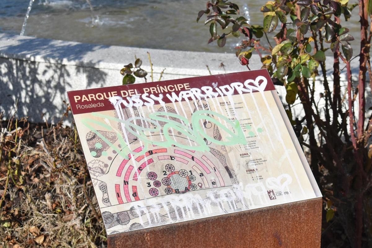 Un panel informativo, con grafitis.