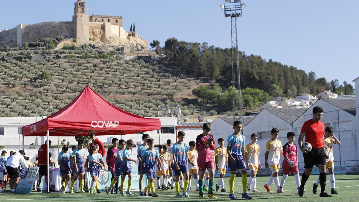 Comienzo del partido de fútbol de la Copa Covap en Alcalá la Real (Jaén)