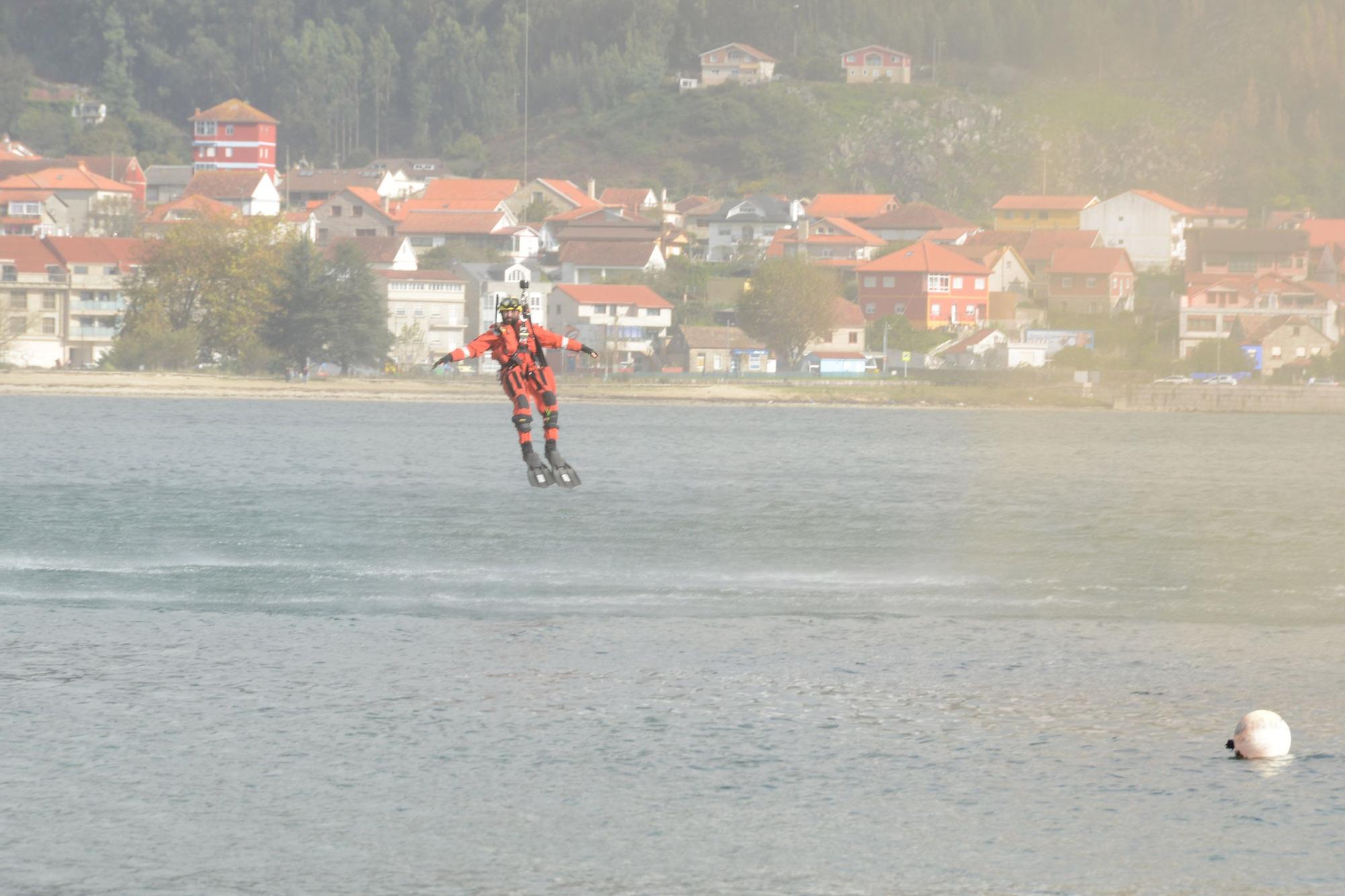 Escenas del simulacro de rescate frente a Moaña.