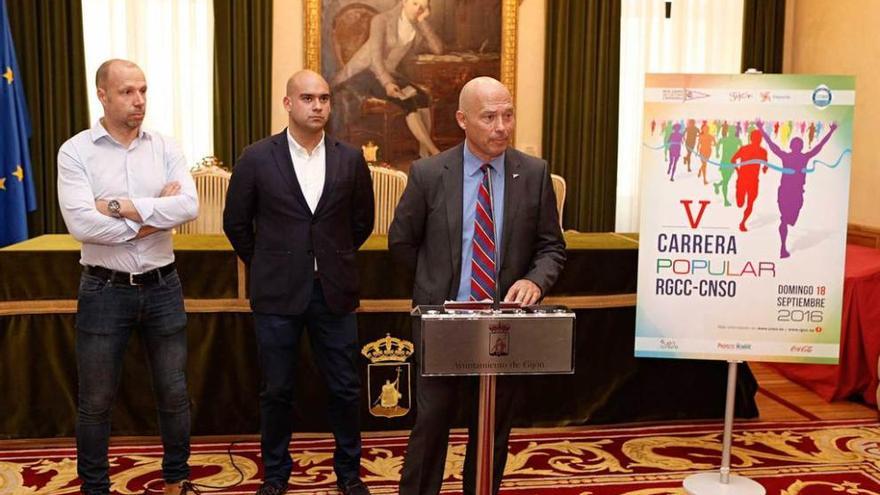 Secundino González, Jesús Martínez y Manuel García, en la presentación de la carrera.