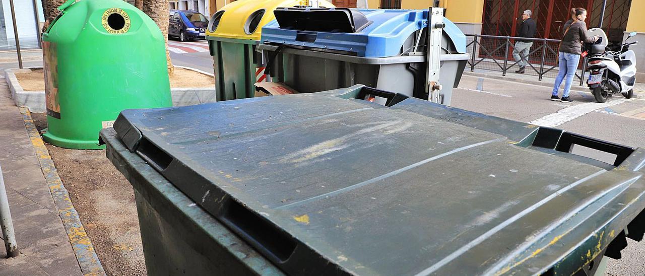 Un área de aportación, con contenedores para todo tipo de residuos, en la calle de les Carmelites, en pleno centro de Gandia.