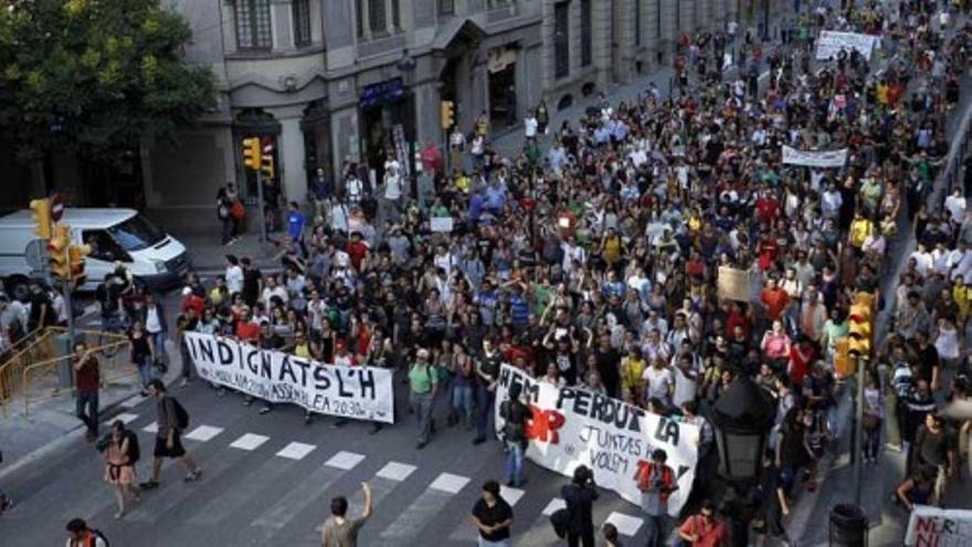 Los indignados se manifiestan ante la Generalitat