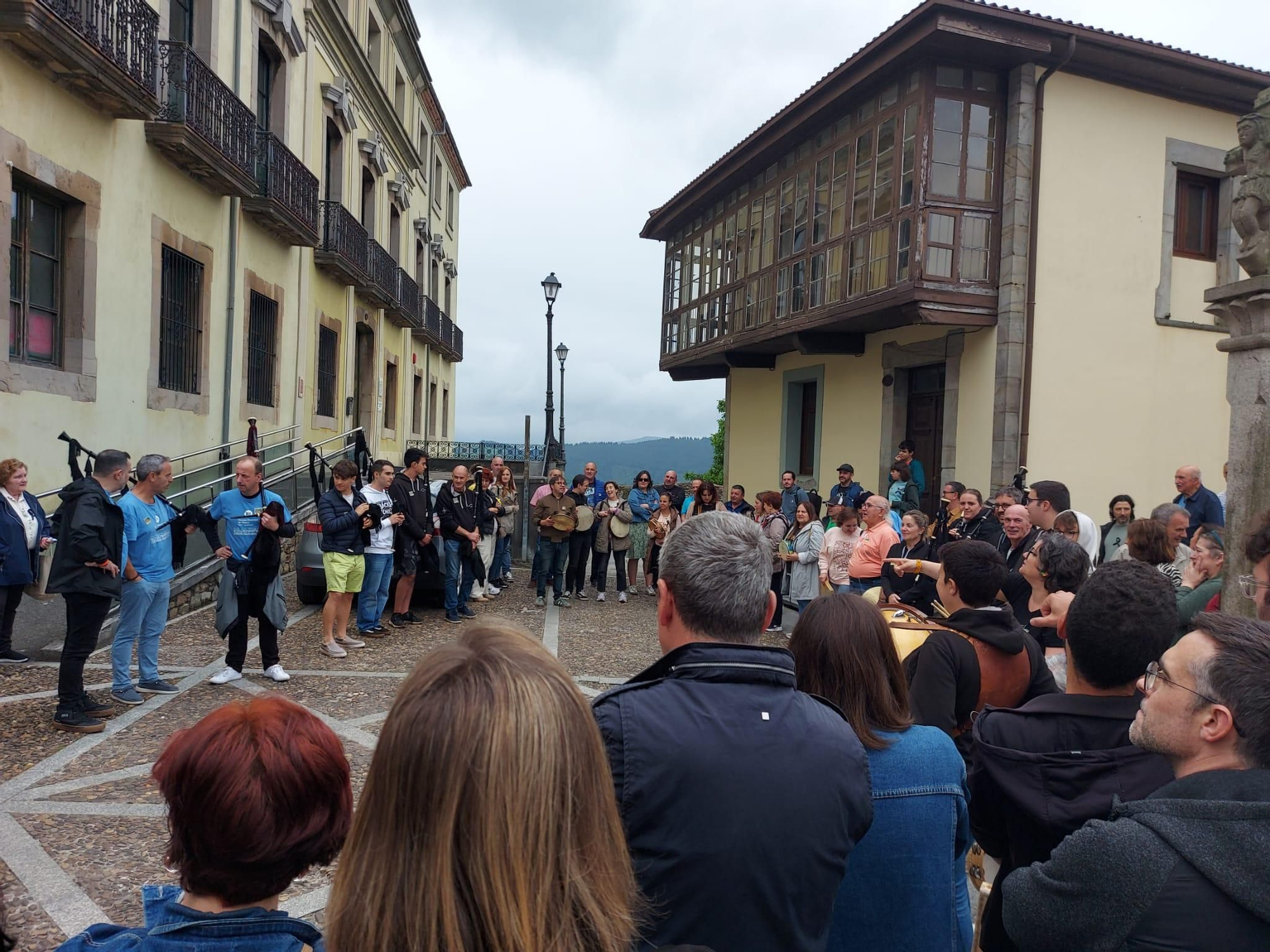 En imágenes: Así fue la manifestación contra el cierre de la Escuela de Música de Tineo