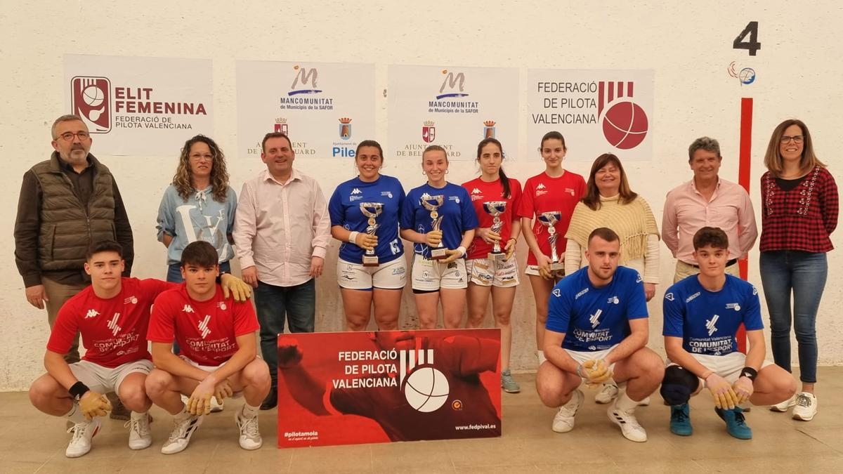 Deportistas y autoridades en la foto final de "familia" del Trofeu Mancomunitat de la Safor de raspall