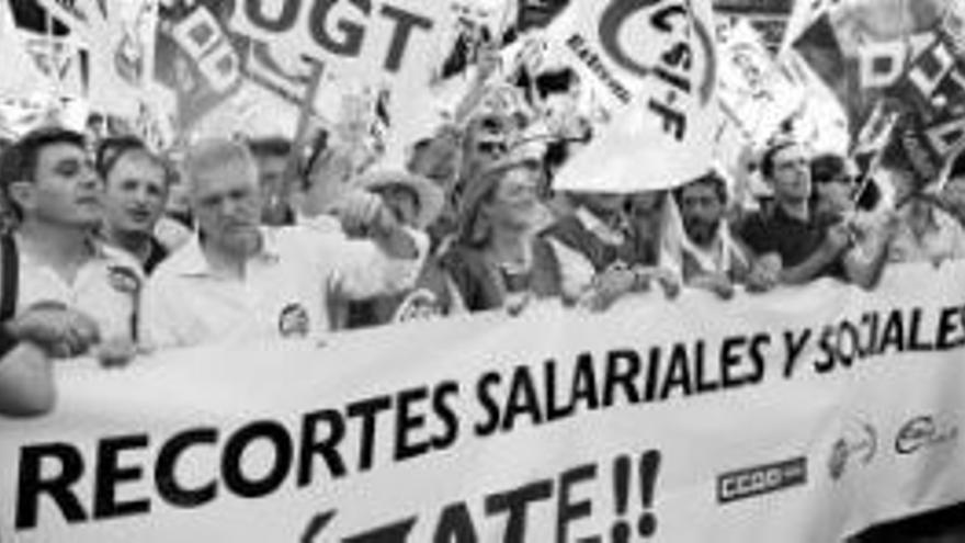 Cientos de funcionarios salen a la calle por primera vez contra la bajada salarial