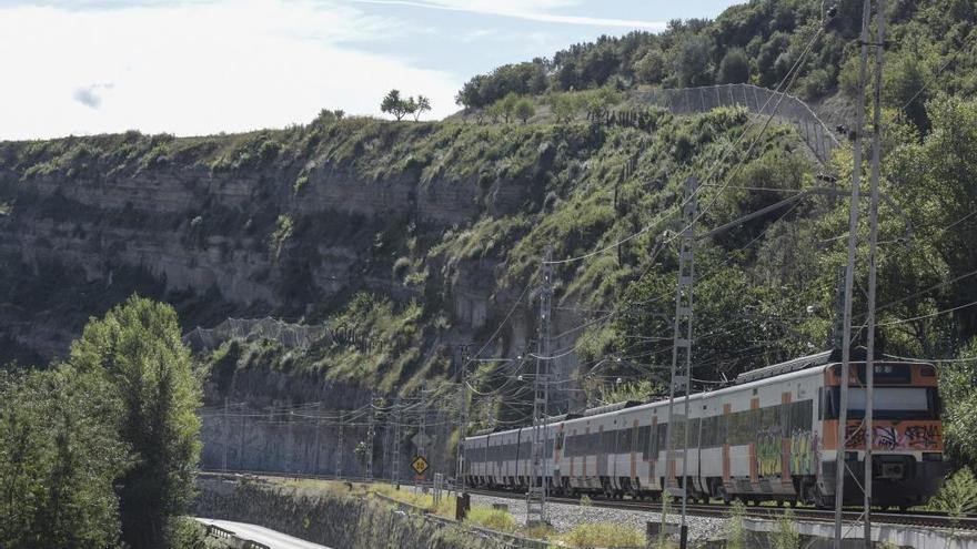 Un tren circulant a la sortida de l&#039;estació de Manresa