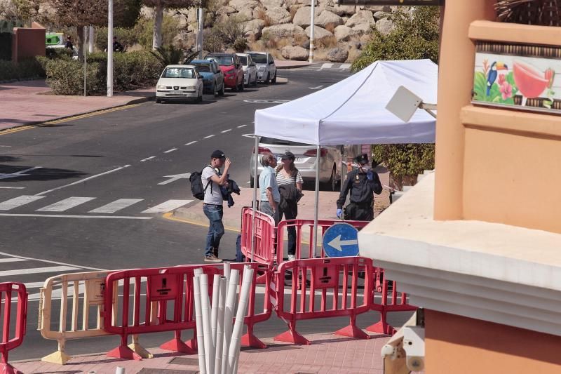 Seguimiento a los alojados en el Hotel H10 de Adeje. Saliendo turistas y consejera sanidad Teresa Cruz Oval  | 28/02/2020 | Fotógrafo: María Pisaca Gámez