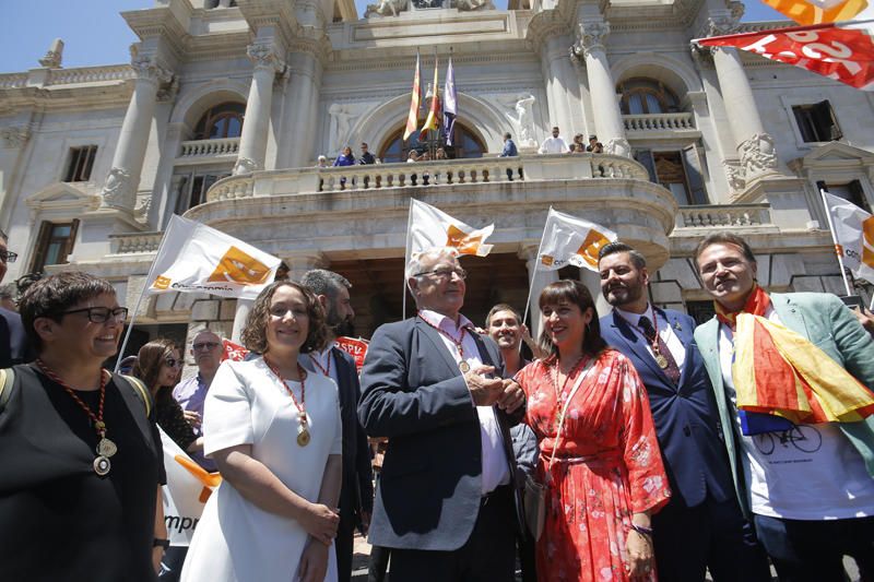 Baño de masas de Ribó y Gómez tras la constitución del ayuntamiento