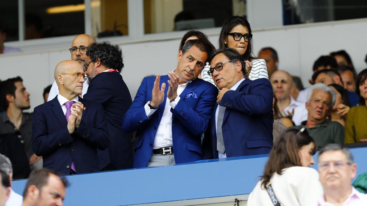 El consejero Mariano Aguilar y el director general Raúl Sanllehí dialogan en el palco de La Romareda antes del partido del pasado domingo entre el Zaragoza y el Burgos.