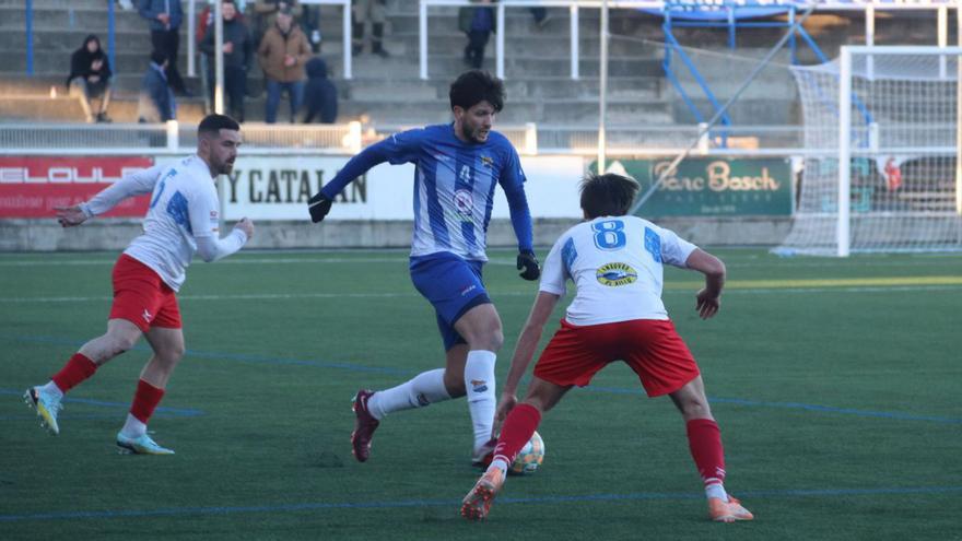 Albert Genís (4), controlant la pilota davant Marc Bech (8). Els dos, van marcar el gol de l’ex.