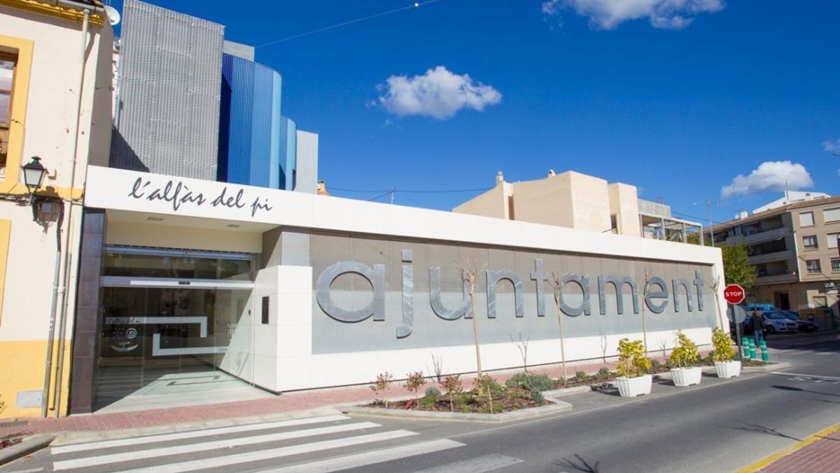 El Ayuntamiento de l'Alfàs del Pi.