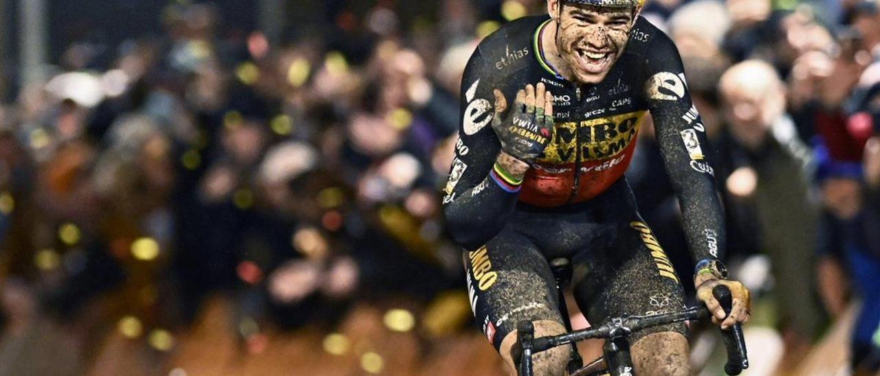 Wout van Aert celebra la victoria en el Superprestigio de Diegem.