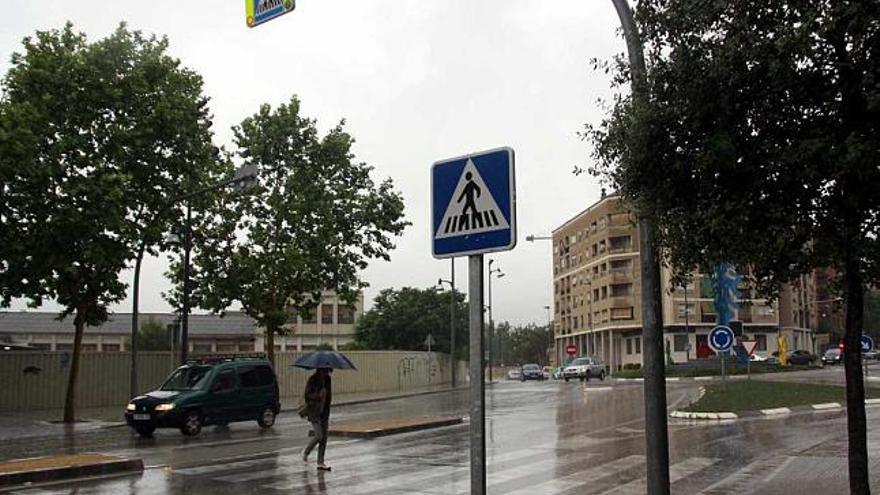 La nueva señalización instalada otorga a los peatones un trato preferencial.