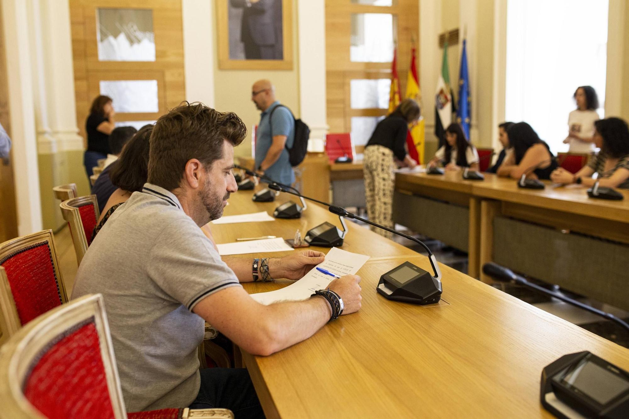 Catorce nuevos funcionarios del Ayuntamiento de Cáceres juran su cargo