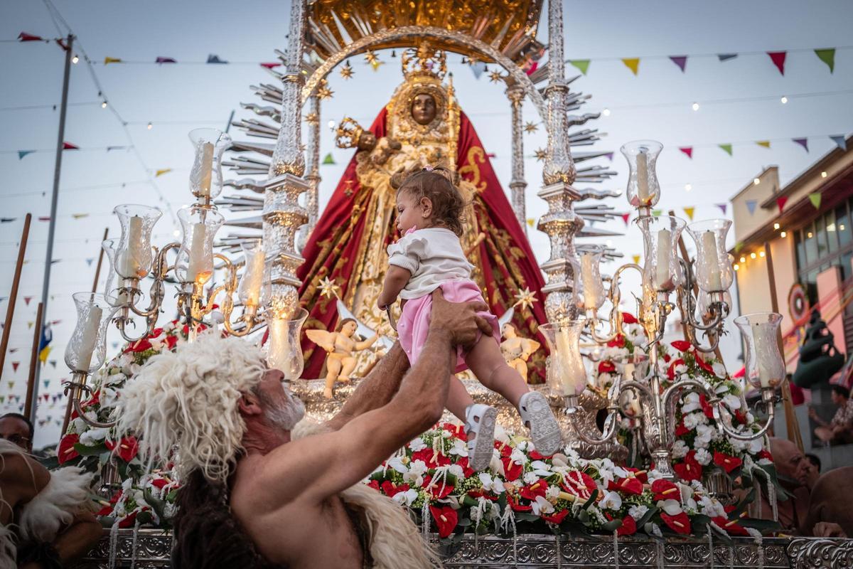 Una niña frente a los ojos de la virgen de Candelaria