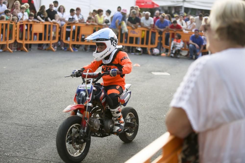 Exhibición de motociclismo en la Feria de Muestras de Asturias