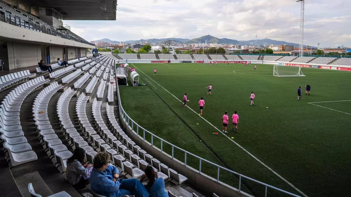 El Hospi urge a renovar el césped de su estadio por el "mal estado" en el que se encuentra desde hace meses