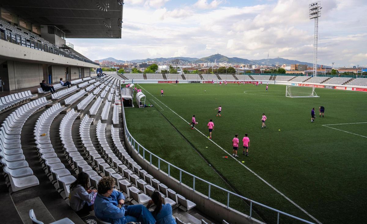 Un entrenamiento en el estadio del Centre d'Esports L'Hospitalet.
