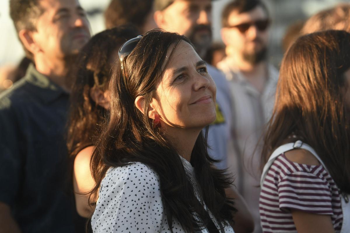 La cantautora y productora portuguesa llevó este jueves al castillo de San Antón una fusión de música tradicional lusa con sonidos electrónicos y sintetizadores durante la segunda jornada del Festival Noroeste Estrella Galicia.