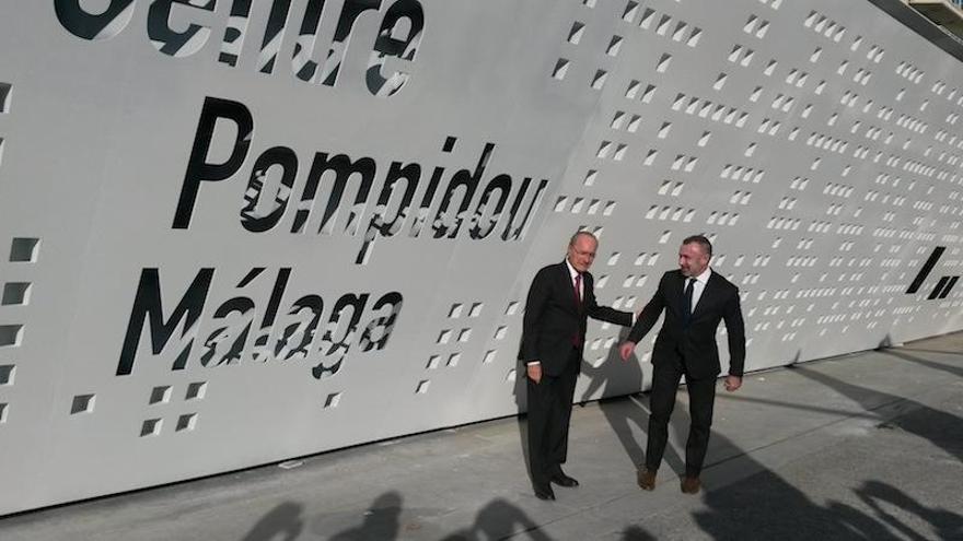 El presidente del Centro Pompidou de París, Alain Seban, y el alcalde de Málaga durante la visita de ayer a las obras del Cubo para ubicar el Centro Pompidou Málaga