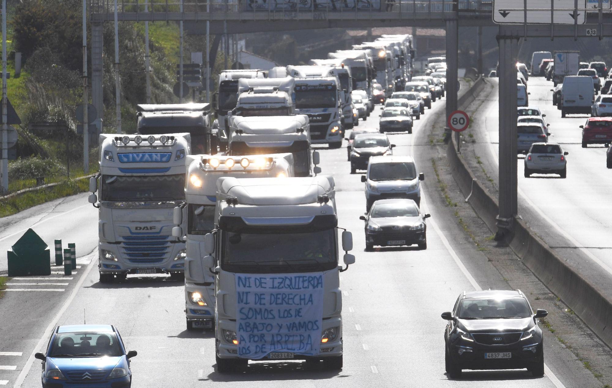 Una caravana de 200 vehículos protesta en A Coruña en el octavo día de huelga