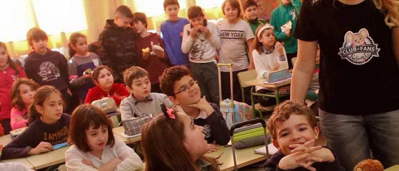 Alumnos del colegio Sabugo, durante una lectura de los cuentos publicados por LA NUEVA ESPAÑA de Avilés.