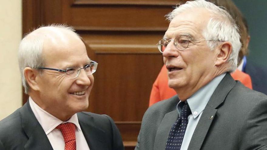 Borrell, con el senador socialista José Montilla.