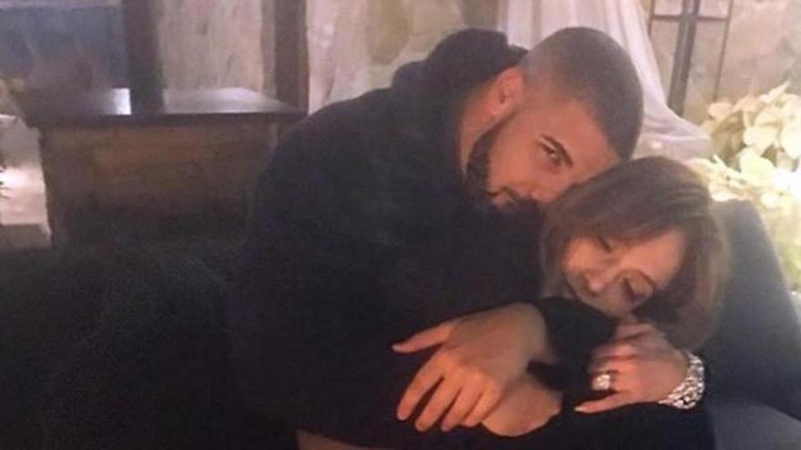 Jennifer Lopez confirma su romance con Drake