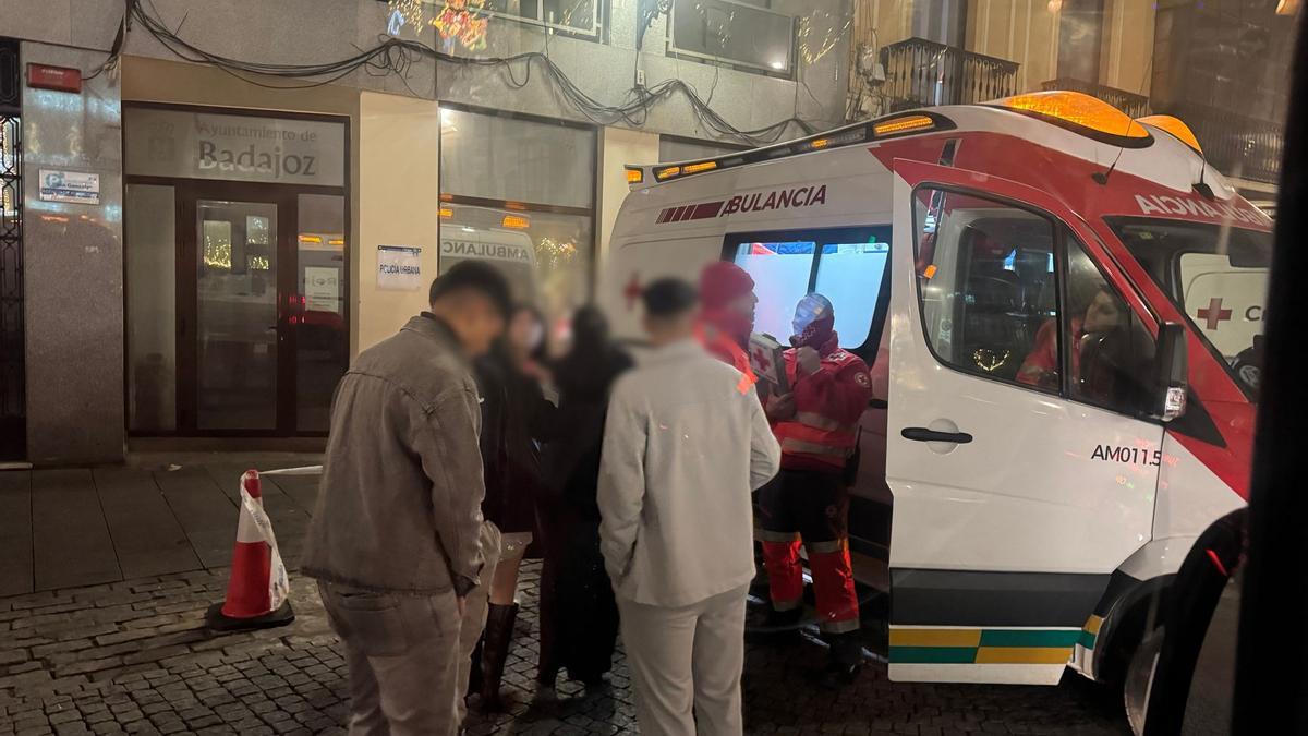 Voluntarios de Cruz Roja atienden a varias personas en la plaza de España durante la noche de fin de año.