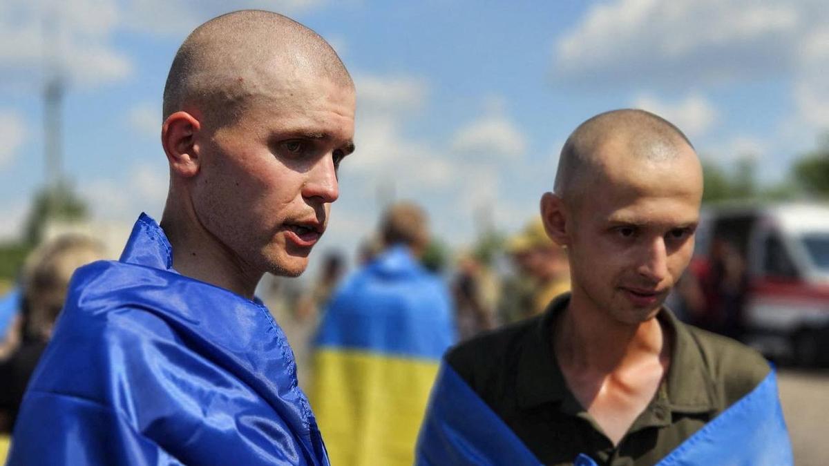 Prisioneros de guerra ucranianos después de un intercambio en un lugar desconocido de Ucrania, en esta fotografía publicada el 17 de julio de 2024.