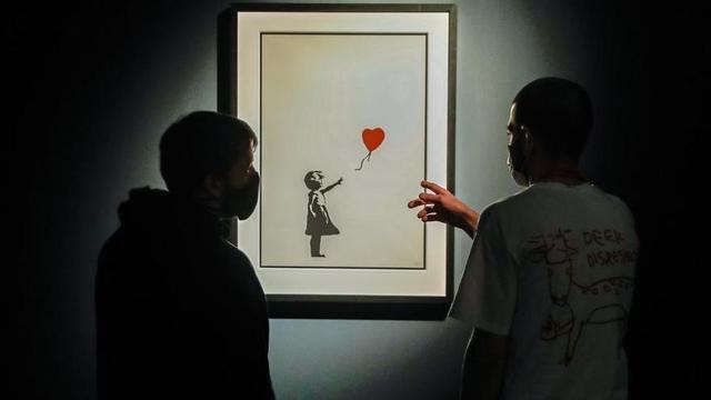 Vista de la nueva exposición de Banksy, "The Street is a Canvas", que desembarca en el Círculo de Bellas Artes en Madrid.