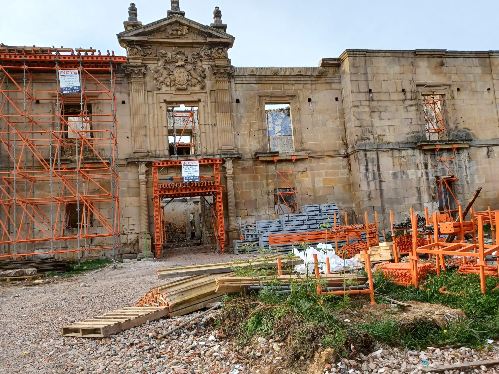 Así avanza la obra para recuperar el palacio de Celles, con la fachada ya estabilizada