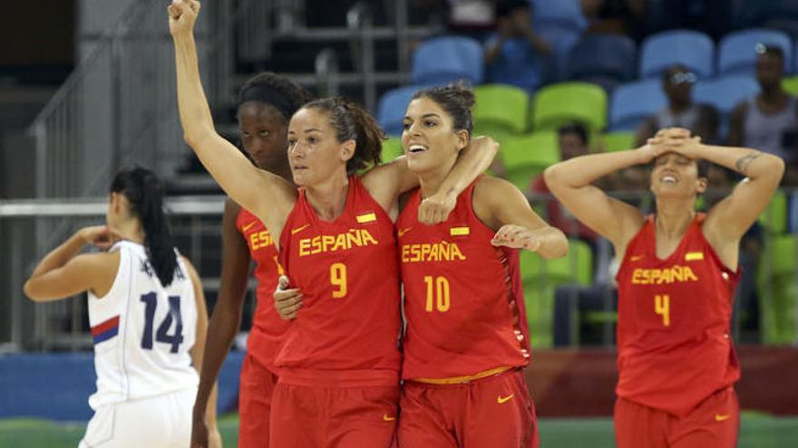 Laia Palau y Marta Xargay celebran el triunfo.