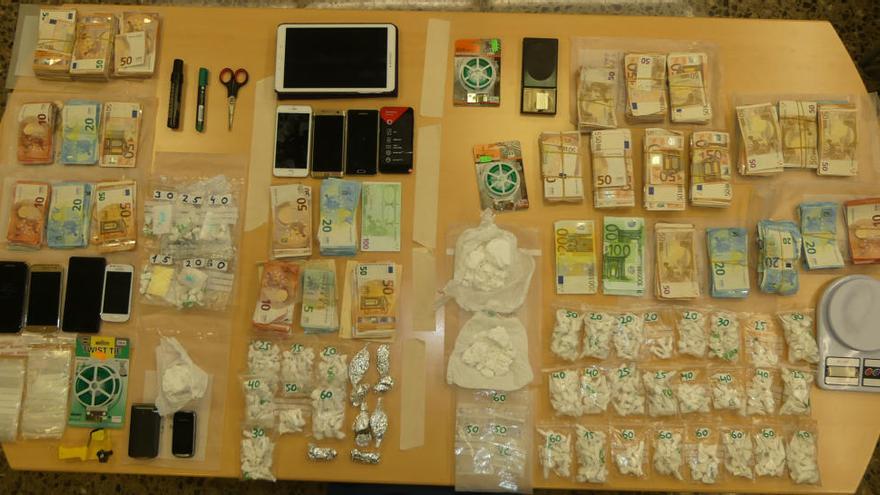 Parte del dinero y de la droga confiscada a los narcotraficantes.