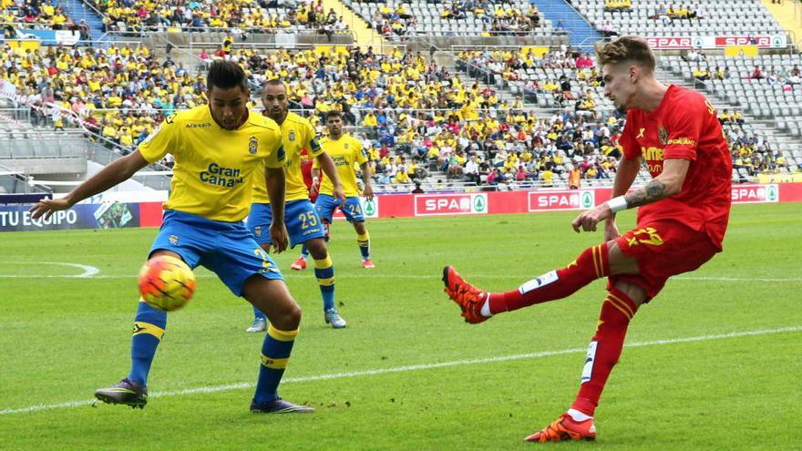 Samu Castillejo trata de centrar.