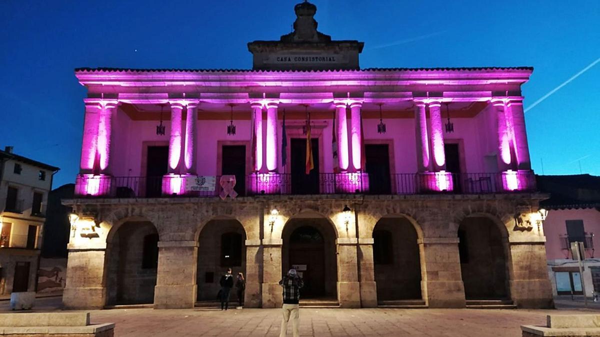 Fachada del Ayuntamiento de Toro iluminada en color rosa por el Día Mundial del Cáncer de Mama. | M. J. C.