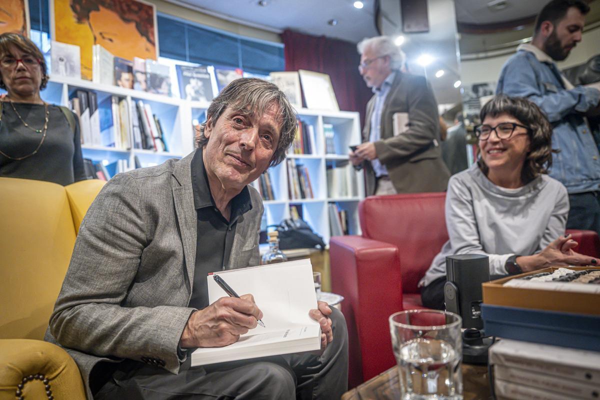 Carlos Ruiz Caballero firma su libro 'Retrato del fin del mundo' en la presentación.